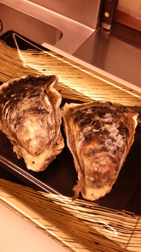 島根県隠岐産の岩牡蠣　です。おいしいですよ。